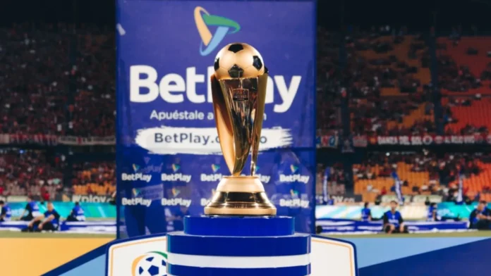 Trofeo de la Copa BetPlay 2026 exhibido en un estadio del fútbol colombiano.