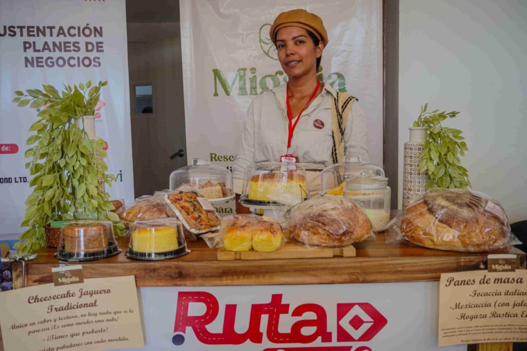 Emprendedora de Migalia exhibe productos de panadería y repostería durante la feria del programa Ruta D en el Cesar.