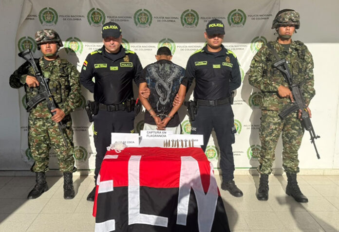 Policía y Ejército presentan a un hombre capturado con munición para fusil, base de coca y una bandera alusiva al ELN en Chiriguaná.
