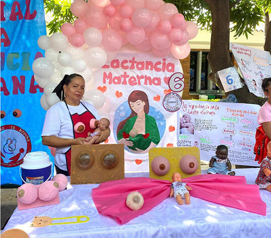 Madre participa en una muestra educativa durante una feria de lactancia materna en Valledupar