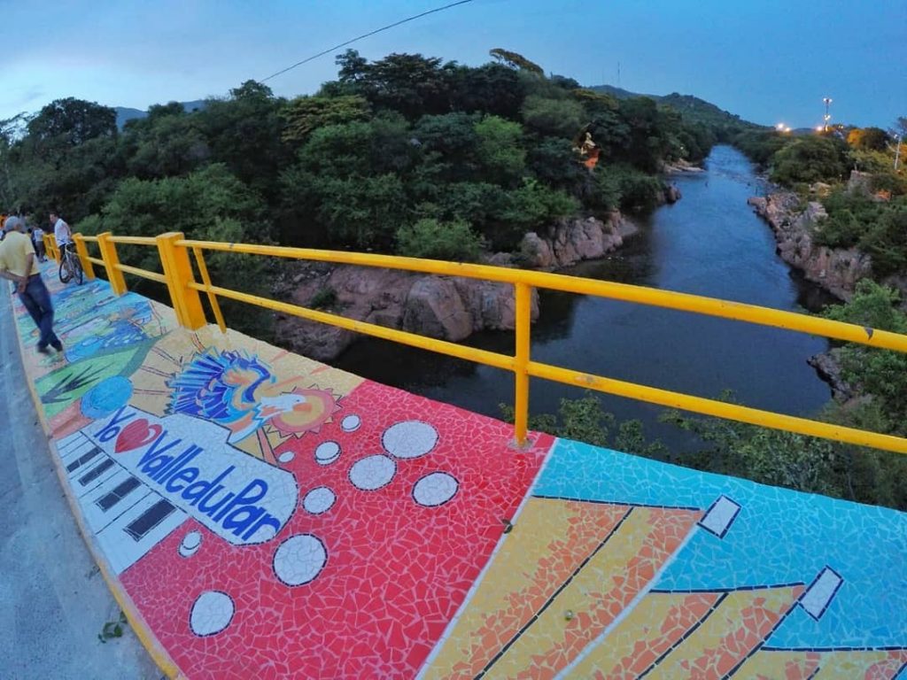 Puente decorado del balneario Hurtado con vista al río Guatapurí.