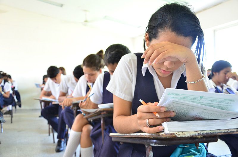 Estudiantes realizan una actividad académica en una sede educativa del Cesar