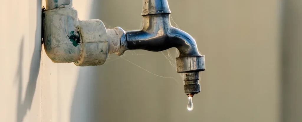 Grifo con una sola gota de agua durante la crisis de suministro en barrios de Valledupar