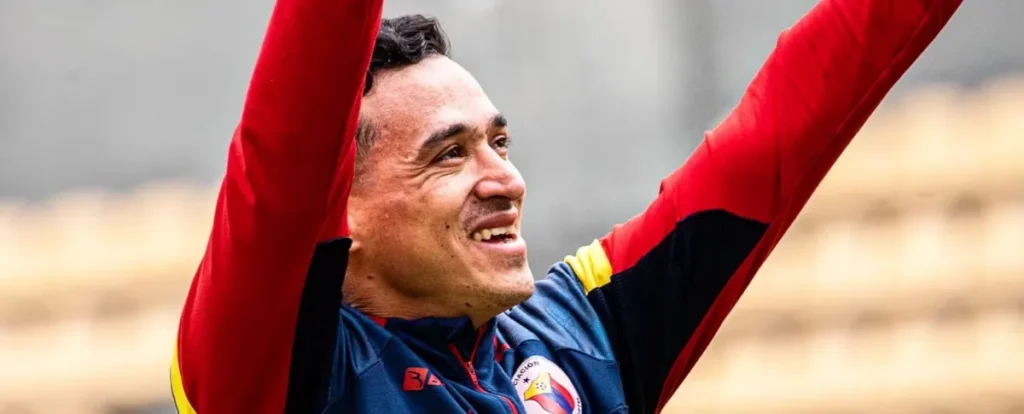 Futbolista celebra con los brazos levantados durante una jornada de preparación para la nueva temporada