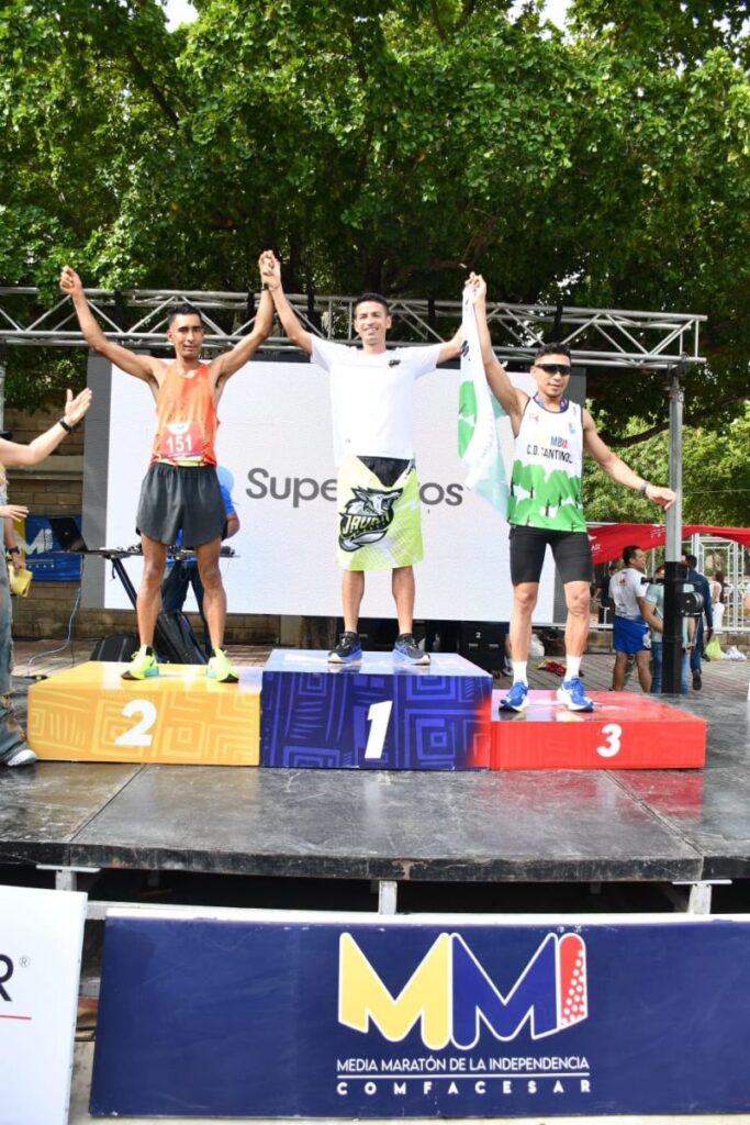 Participantes de la Media Maratón de la Independencia recorrieron las calles de Valledupar en las pruebas de 5K, 10K y 21K.