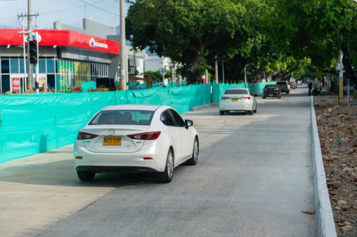 Vehículos circulan por un tramo habilitado de la obra de la avenida Simón Bolívar en Valledupar