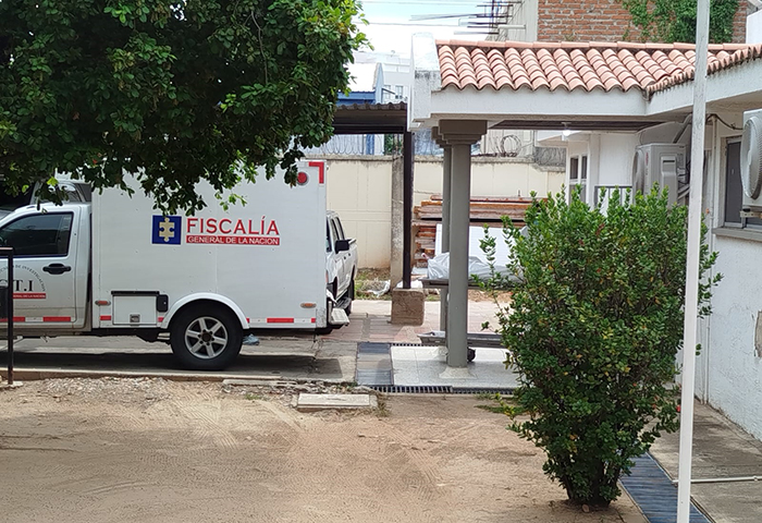 Vehículo del CTI de la Fiscalía estacionado frente a una vivienda durante una investigación en Valledupar.
