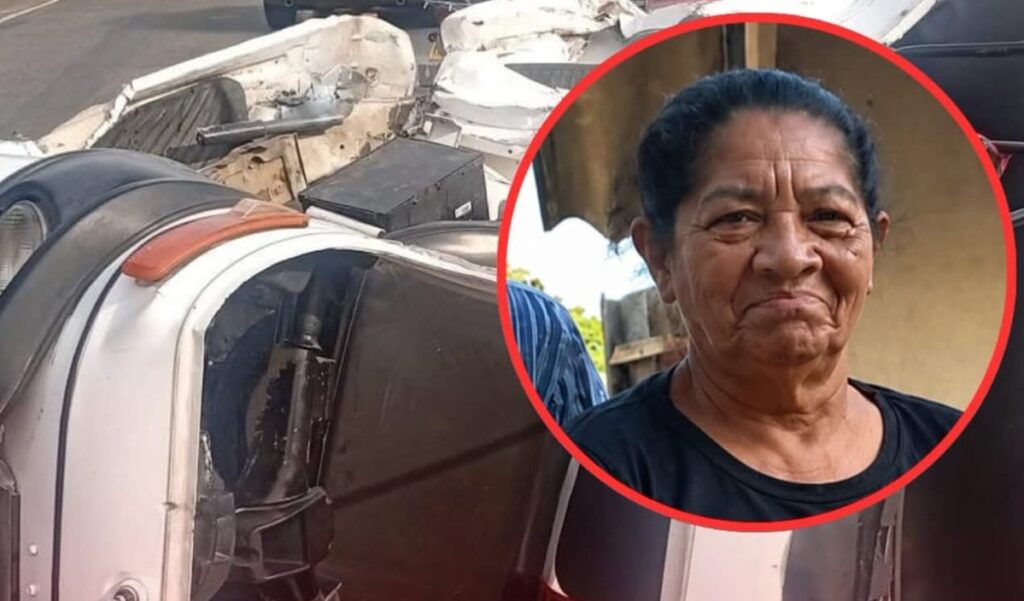 Motocarro volcado y fotografía de Ligia Mercedes de la Hoz Guzmán, quien murió en un accidente de tránsito ocurrido en El Copey, Cesar.