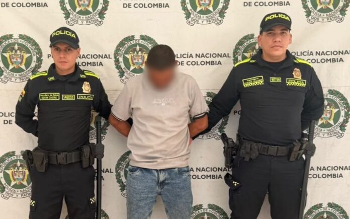 Policías capturan a un hombre señalado por violencia intrafamiliar durante un operativo en el departamento del Cesar.