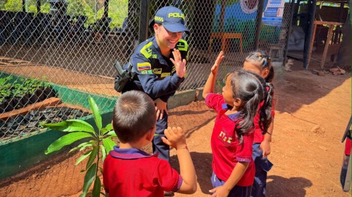 Policía comparte con niños durante jornada de siembra de árboles por la paz