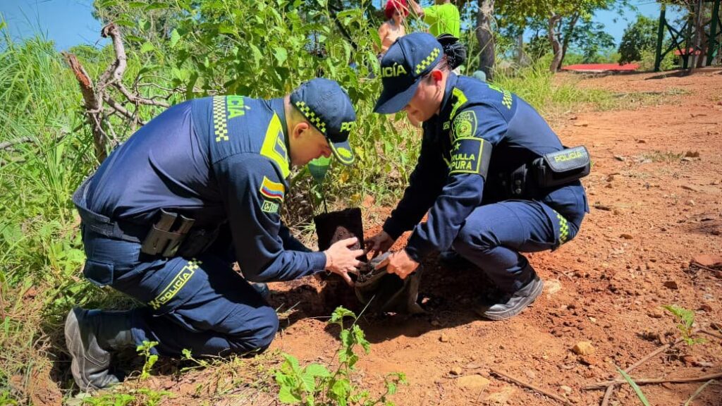 Policías participan en una jornada de siembra de árboles por la paz