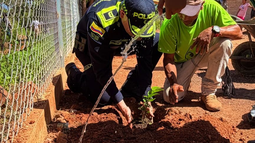 policia-comunidad-siembra-arboles-paz.jpg