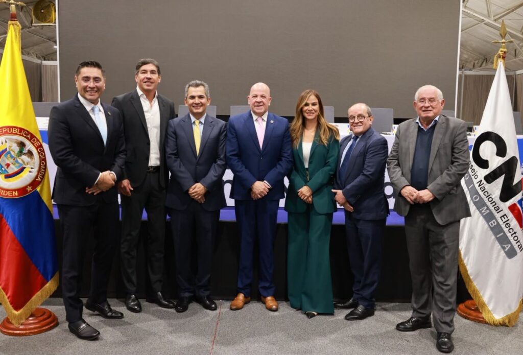 Magistrados del Consejo Nacional Electoral durante un acto institucional en Colombia