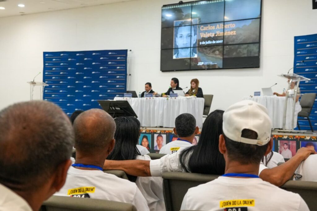 Víctimas, comparecientes y magistrados participan en una audiencia de reconocimiento de la JEP en Valledupar