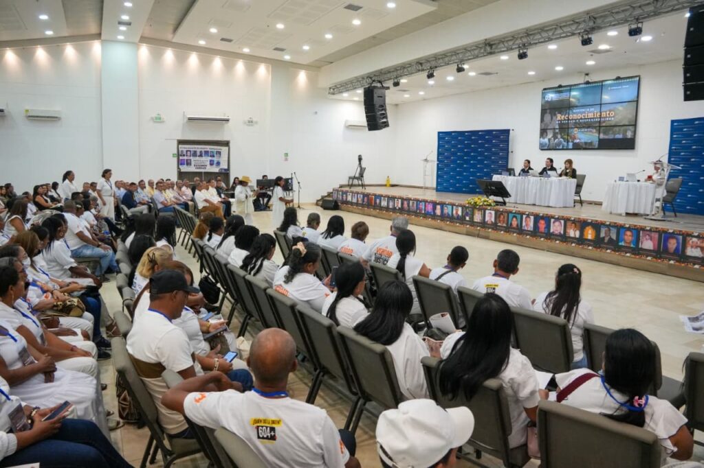 Familiares de víctimas escuchan a los magistrados durante la audiencia de la JEP sobre el Gaula Cesar