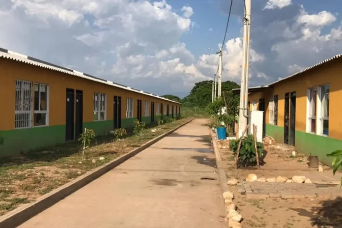 Funcionarios de Fonvisocial anuncian el avance de la titulación de 560 predios en el barrio El Porvenir de Valledupar.