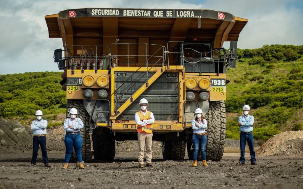 Trabajadores y maquinaria pesada durante una jornada de operación en una mina de carbón del departamento del Cesar.