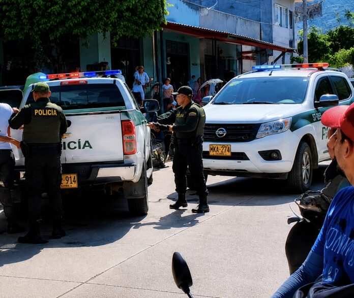 Policías y vehículos oficiales durante el operativo por el robo de $60 millones en Aguachica.