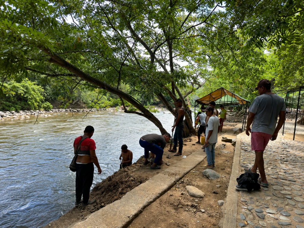 Comerciantes realizan labores junto al río Guatapurí en el balneario Hurtado de Valledupar.