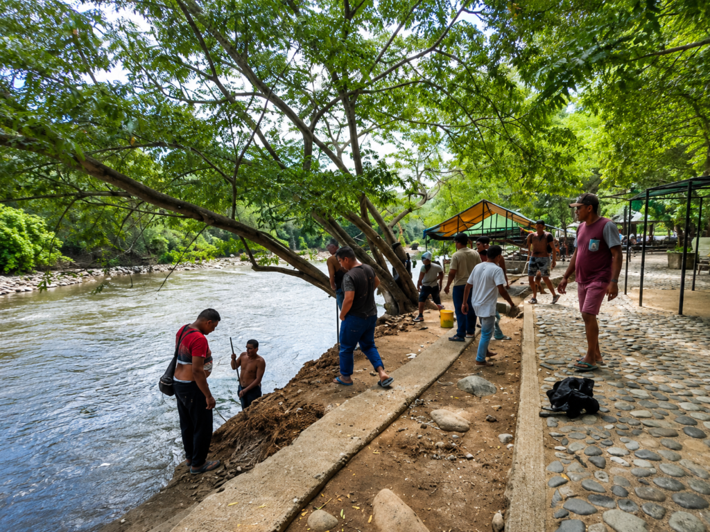 Vendedores y trabajadores permanecen junto al río Guatapurí en el balneario Hurtado de Valledupar.
