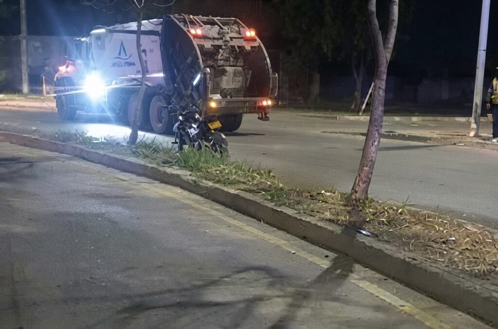 Camión recolector de basura y motocicleta involucrados en un accidente nocturno en Valledupar