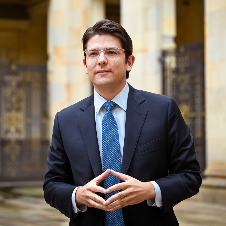 Congresista promotor de la Ley Miguel frente al Congreso
