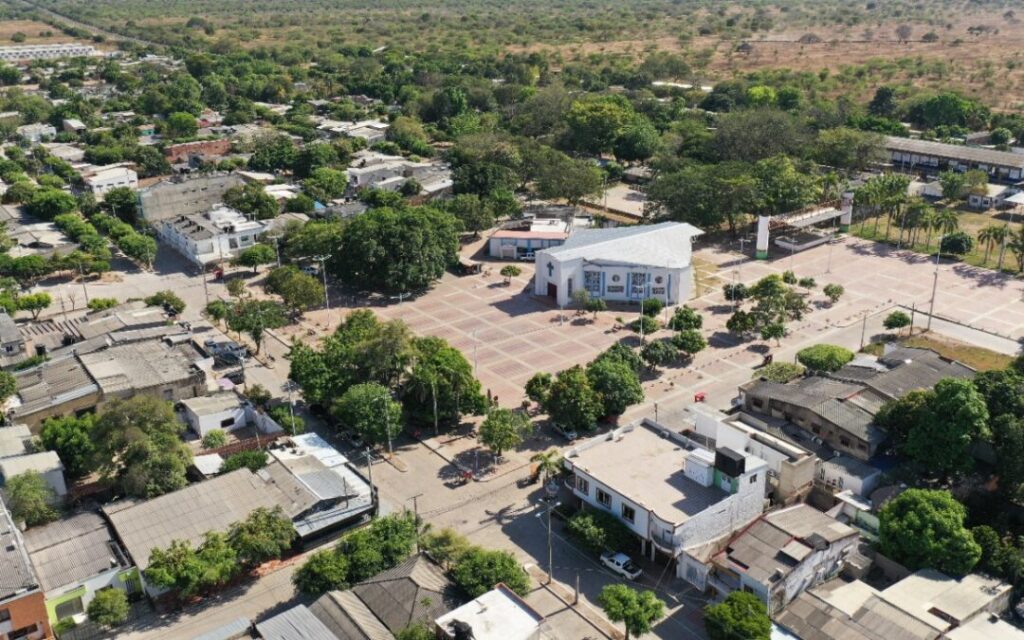 Vista aérea del municipio de Bosconia, Cesar, con la plaza principal y la iglesia en el centro del casco urbano.