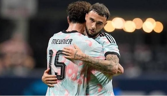 Thomas Meunier y Zeno Debast abrazándose durante el partido de la selección de Bélgica con el uniforme alternativo de Tintín.