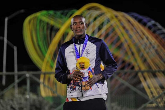 Atletas colombianos celebran las 14 medallas obtenidas en la primera jornada del para atletismo de los Juegos Parasuramericanos Valledupar 2026.