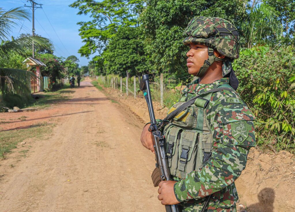 Imagen ilustrativa de presuntos integrantes del ELN con prendas camufladas durante una formación