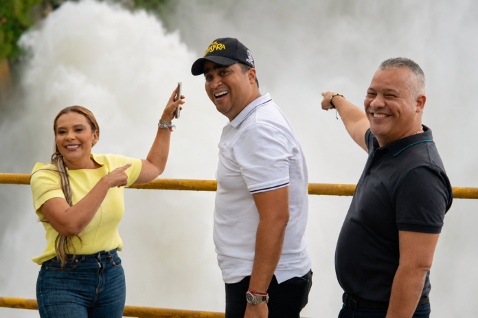 Andreína García, Jairo Aguilar y Enrique Urbina durante la colocación de la primera piedra del proyecto de agua potable en San Juan del Cesar.
