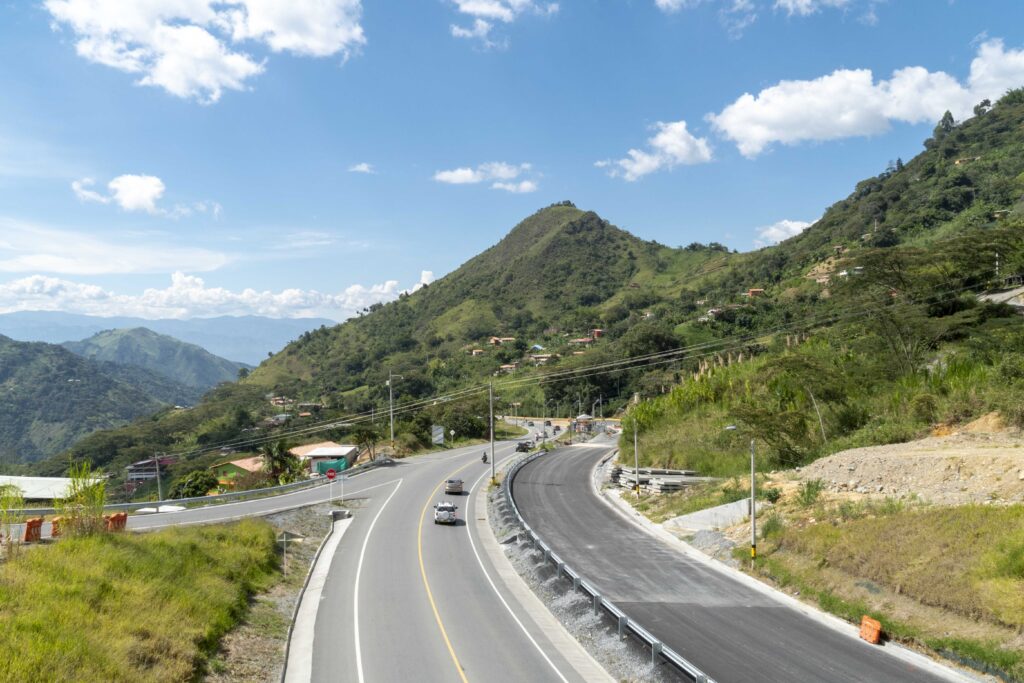 Panorámica de la Ruta del Sol en el tramo entre Pelaya y Aguachica, corredor vial donde ocurrió el robo de dos tractocamiones con camionetas Toyota.
