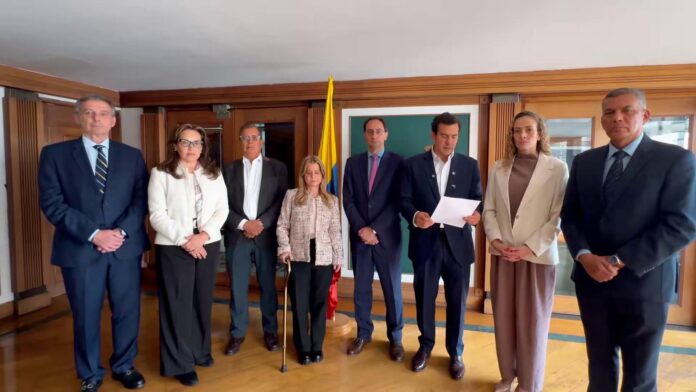 Ministros designados de Abelardo de la Espriella durante la lectura del comunicado en respaldo al presidente electo Abelardo de la Espriella.