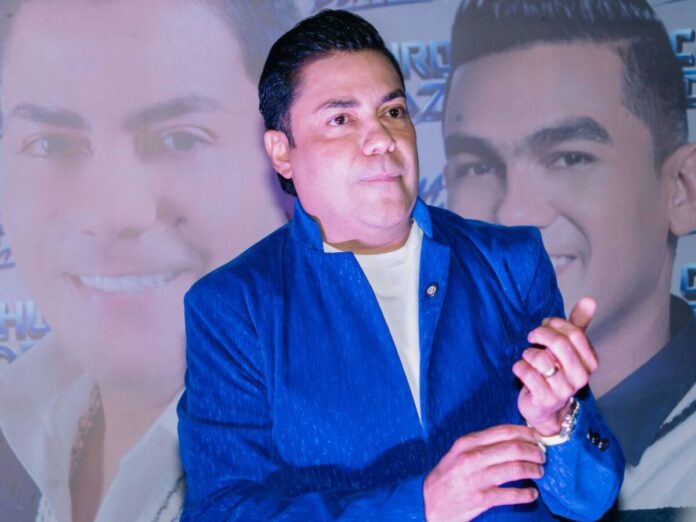 El cantante vallenato Churo Díaz durante la promoción de su nuevo álbum El Pluma Blanca en Valledupar.