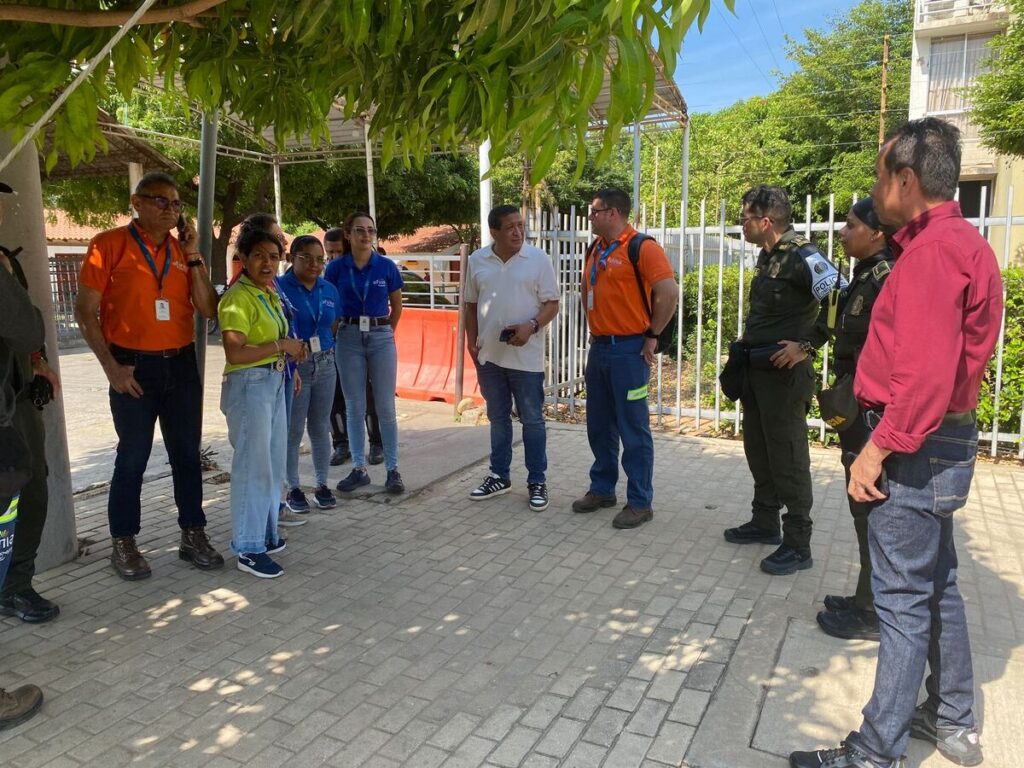 Funcionarios de Afinia, autoridades y representantes de la comunidad durante una reunión en la urbanización OGB, en Valledupar.
