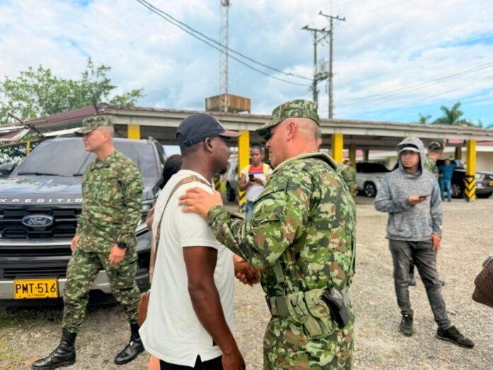 Militares participaron en el rescate de 45 personas retenidas por el ELN en Chocó, operación en la que murieron dos soldados.