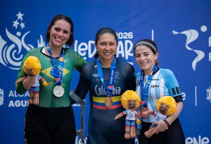 Daniela Munevar celebra la primera medalla de oro de Colombia en los Juegos Parasuramericanos Valledupar 2026 junto a las medallistas de Brasil y Argentina.