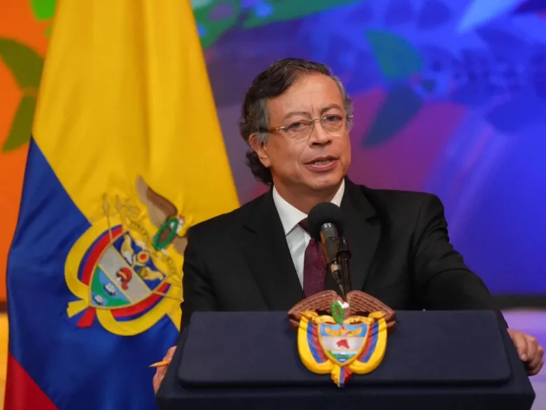 Gustavo Petro pronuncia un discurso oficial junto a la bandera de Colombia