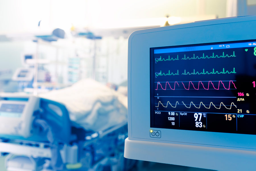 Unidad de Cuidados Intensivos (UCI) con monitor de signos vitales en una habitación de hospital