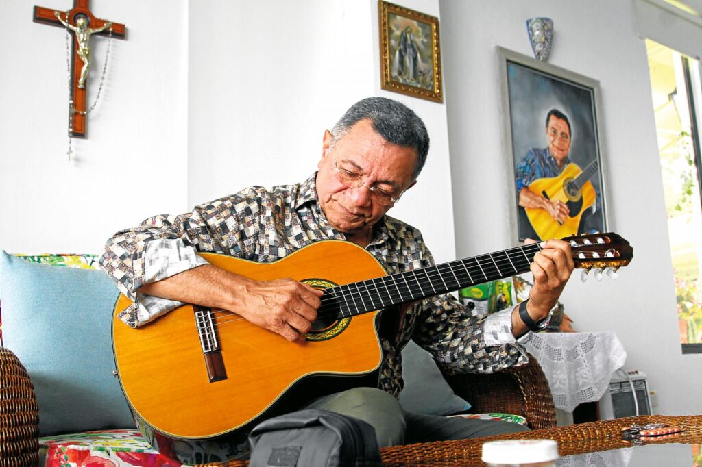 Fernando Meneses toca la guitarra como parte de su trayectoria en la composición vallenata