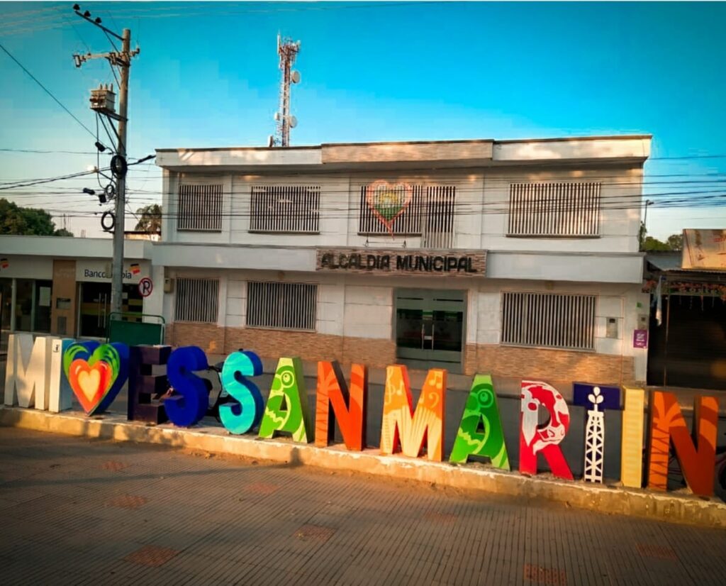 Fachada de la Alcaldía Municipal de San Martín, Cesar, junto al letrero turístico del municipio.