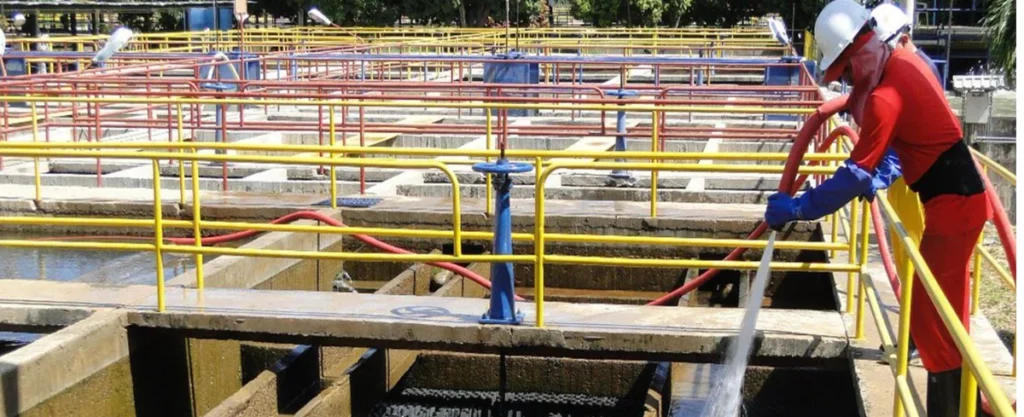 Operarios realizan labores de mantenimiento en la planta de tratamiento de agua de Valledupar