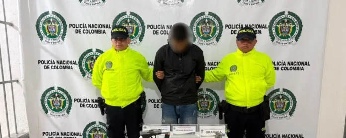 Alias ‘Conejo’ es presentado por la Policía Nacional tras su captura en Valledupar durante un allanamiento en el que incautaron un arma de fuego y una granada.