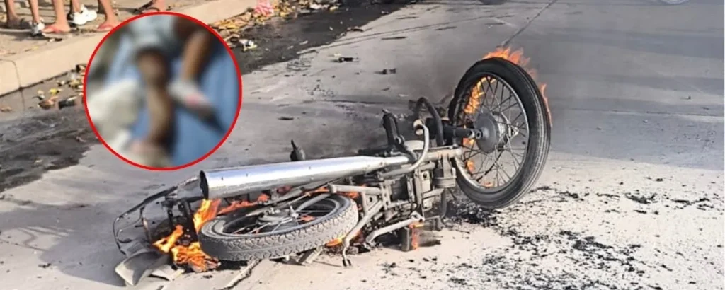 Motocicleta incinerada tras accidente de tránsito en el sur de Valledupar que dejó cinco personas lesionadas.