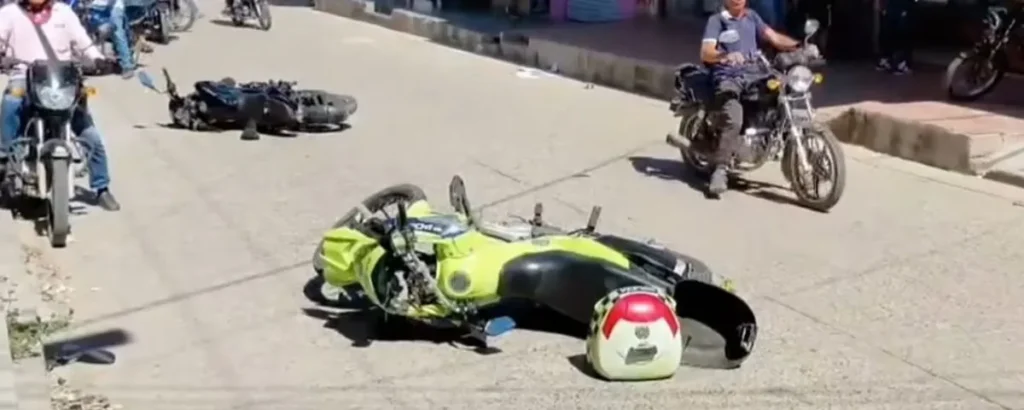 Motocicletas de la Policía tendidas sobre una vía durante un operativo en Aguachica, Cesar.
