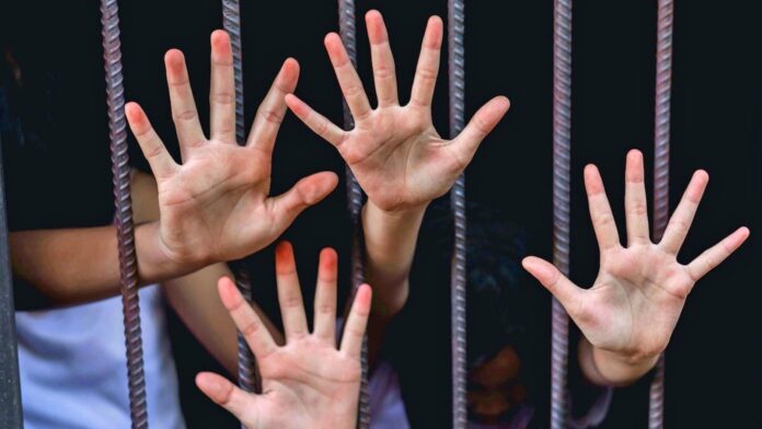 Manos detrás de barrotes ilustran los casos de cesarenses víctimas de falsas ofertas laborales en el exterior