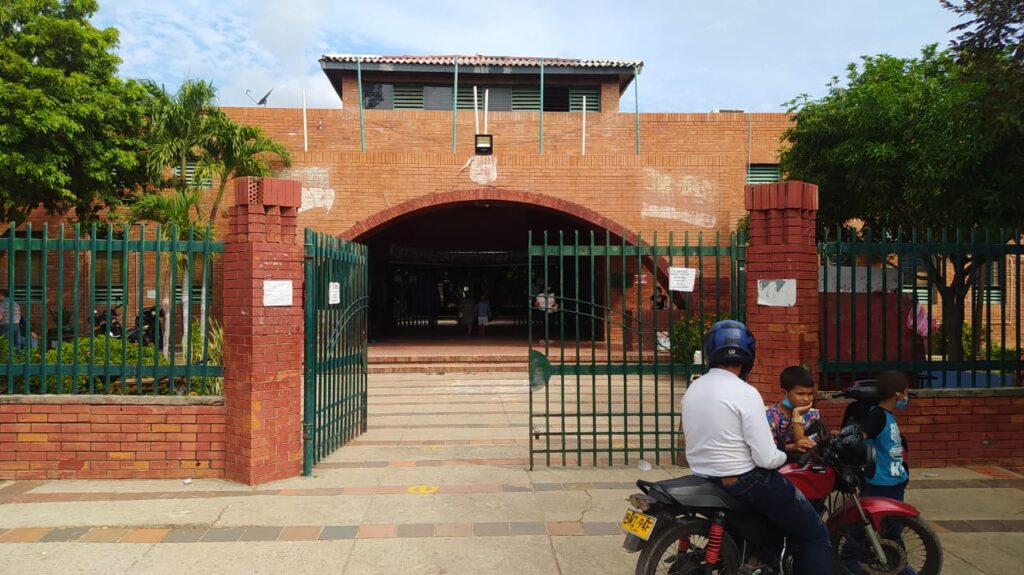 Entrada de una institución educativa de Valledupar que requiere adecuaciones frente a las altas temperaturas.