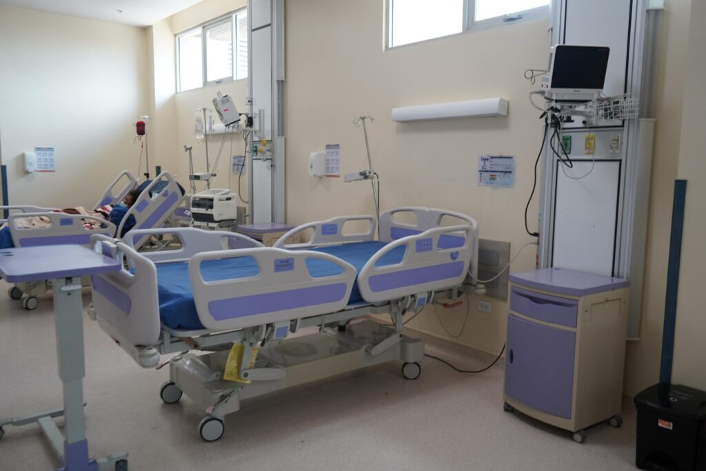 Camas y equipos médicos en una sala hospitalaria del Cesar