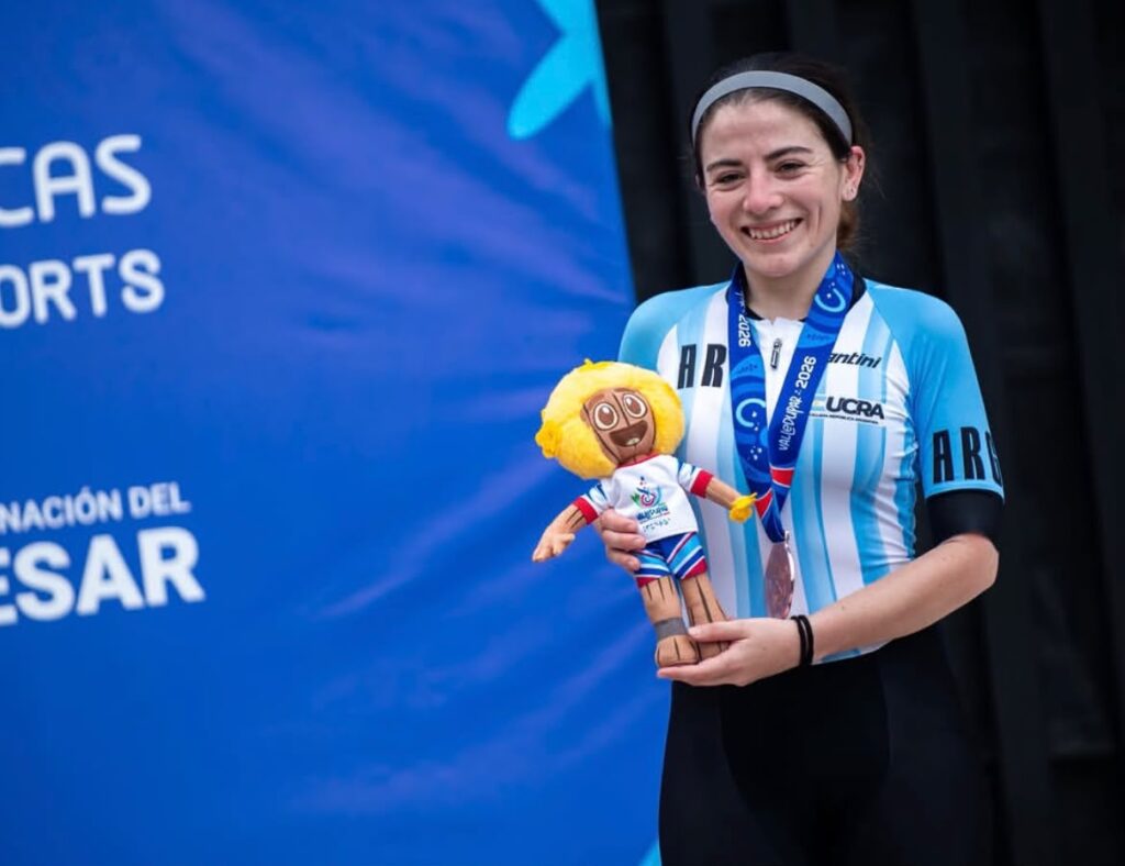 María Sergo de Argentina celebra la medalla de bronce en la contrarreloj individual de para ciclismo de los Juegos Parasuramericanos Valledupar 2026.