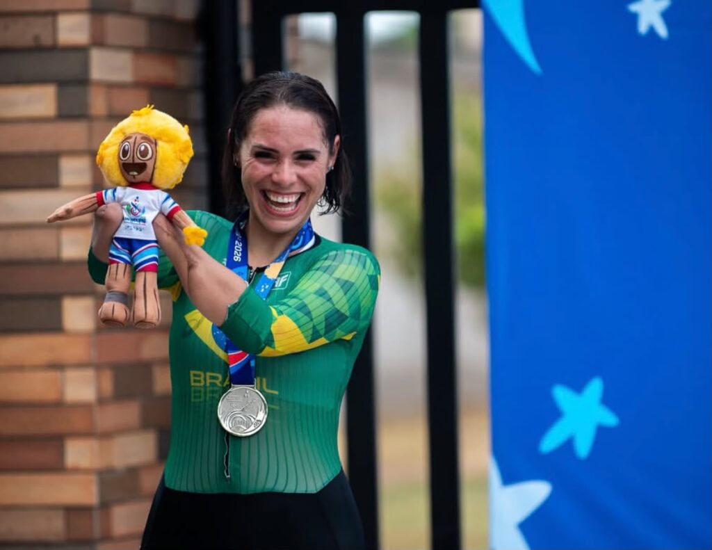 Sabrina Custodia de Brasil celebra la medalla de plata en la contrarreloj individual de para ciclismo de los Juegos Parasuramericanos Valledupar 2026.